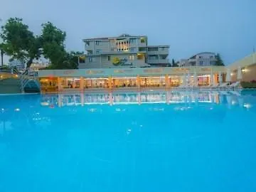 Sandy Hotel Side